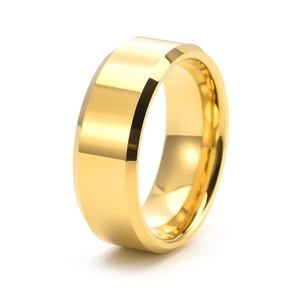 Gros plan sur les doubles bords biseautés et la surface dorée polie de la bague en tungstène