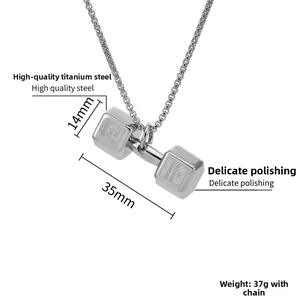 Détail du pendentif haltère en acier titane avec gravure de motivation et chaîne à perles