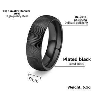 Détail de la bague en acier titane noir 7mm avec texture ondulée et fini poli