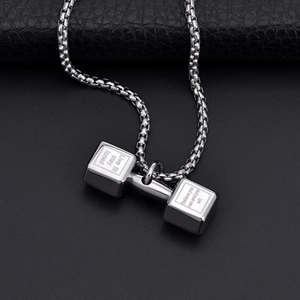 Pendentif haltère poli avec citations inspirantes sur fond de cuir noir texturé