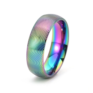 Bague unisexe arc-en-ciel en acier inoxydable avec texture ondulée et placage coloré