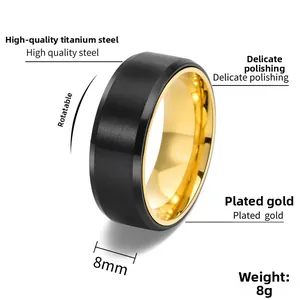 Dettaglio macro dell'anello rotante in acciaio al titanio bicolore da 8 mm spazzolato