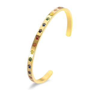 Détail d'un bracelet jonc doré en C avec gravures d'empreintes de pattes couleur arc-en-ciel