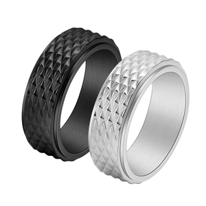 Rotating stainless steel rings with diamond-cut texture in black and silver