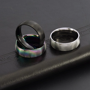 Bagues unisexes en acier inoxydable à vagues en noir mat, argent et arc-en-ciel