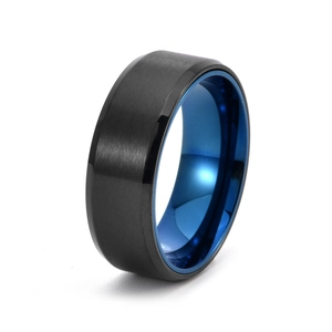 Dettaglio macro della finitura nera spazzolata e della superficie interna blu lucida dell'anello