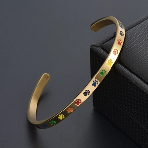 Bracelet en acier titane doré en forme de C avec empreintes de pattes arc-en-ciel