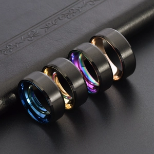 Anelli in titanio nero satinato con interno colorato blu e oro e bordi smussati