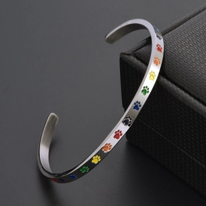 Bracelet jonc ouvert en C en acier poli avec motifs de pattes arc-en-ciel colorées