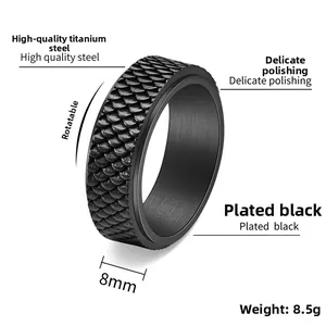 Détail de la bague rotative 8mm en acier titane noir avec texture en écailles de dragon