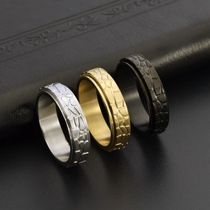 Anelli rotanti in acciaio al titanio con trama in pietra nei colori argento, oro e nero