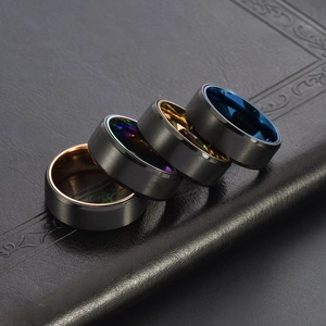 Dettaglio di quattro anelli in titanio nero spazzolato con interni metallici colorati