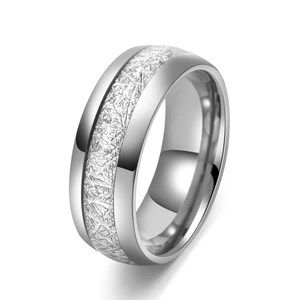 Vue détaillée de la bague en tungstène argenté avec insert texturé effet glace pilée
