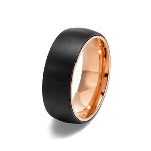 Nahaufnahme von 8mm gebürstetem schwarzen Titanring mit polierter Roségold-Innenseite