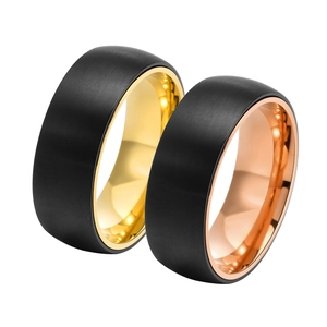 Detail der 8mm gebürsteten schwarzen Spinner-Ringe mit Gold und Roségold Innenpolitur