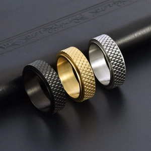 Bague rotative rétro en acier titane avec motif écailles en noir, doré et argenté