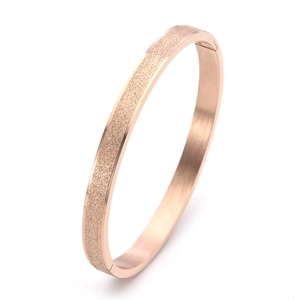 Vue détaillée du bracelet dépoli or rose avec fermoir à charnière et finition intérieure brossée