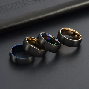 8mm gebürstete schwarze Edelstahl-Drehringe für Herren mit bunten Innenband-Optionen