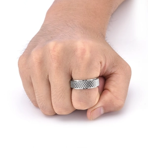 Gros plan sur l'anneau rotatif pour homme en acier titane avec motifs d'écailles de poisson