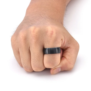 Makro-Detail von Herren 8mm gebürstetem schwarzem Ring mit blauem Rand am Finger