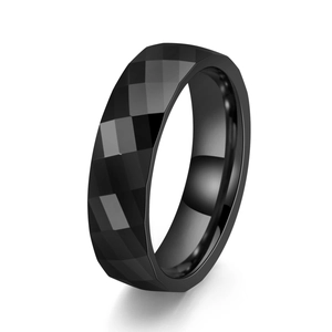 Détail du design géométrique facetté et de l'intérieur poli de cette bague en tungstène noir