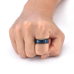 Main d'homme portant une bague rotative de 8 mm en titane noir et bleu au design moderne