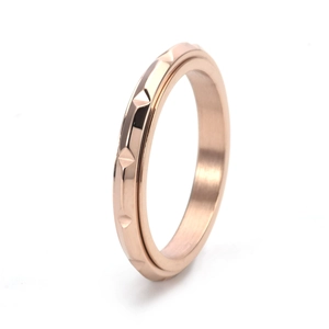 Detailed side view of 3MM rose gold ring featuring geometric pyramid texture patterns