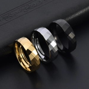 Trois bagues en tungstène pour hommes en or, argent et noir avec facettes géométriques