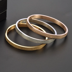 Ensemble de bracelets en titane or rose 18 carats, argent et or avec finition givrée