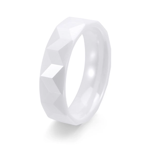 Minimalistischer weißer Keramikring mit facettiertem geometrischem Design
