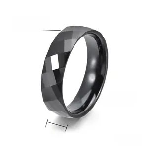 Dettaglio dell'anello da 6mm in ceramica nera sfaccettata e acciaio con finitura lucida