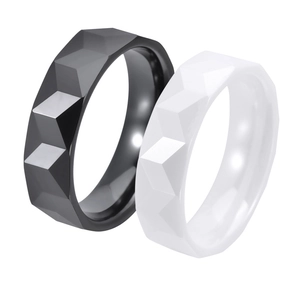 Minimalistische schwarz-weiße Keramikringe mit einzigartigem geometrischem Rauten-Facetten-Design