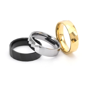 Détails de bagues géométriques en tungstène en noir, argent et or champagne facettés