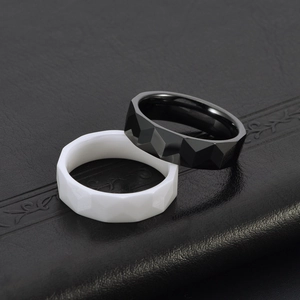 Minimalistische schwarz-weiße Keramikringe mit geometrischem Facettenschliff