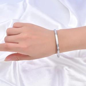 Gros plan d'un bracelet en acier titane argenté mat sur le poignet d'un mannequin