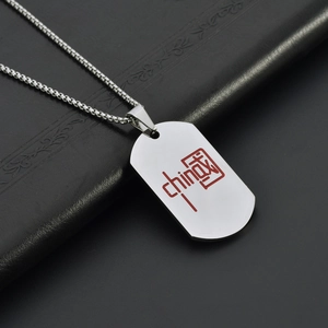 Minimalistische Titanstahl Halskette mit roter China-Gravur für Herren im Box-Chain-Stil