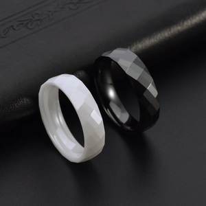 Anelli minimalisti in ceramica sfaccettata bianca e nera su trama in pelle di lusso