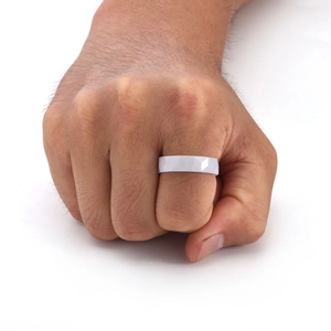 Makroaufnahme eines weißen facettierten Keramikrings mit geometrischen Diamantschliff-Kanten