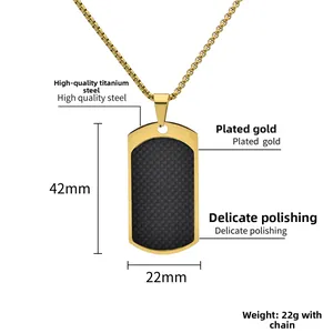 Détails du pendentif en acier titane doré montrant les dimensions 42x22mm et l'insert carbone
