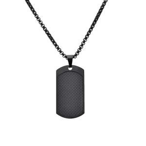 Détail du collier plaque d'identité en acier noir avec insert en fibre de carbone et chaîne