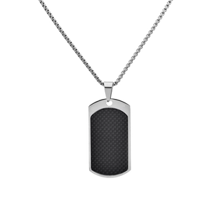 Gros plan du pendentif plaque militaire en acier inoxydable avec insert en fibre de carbone