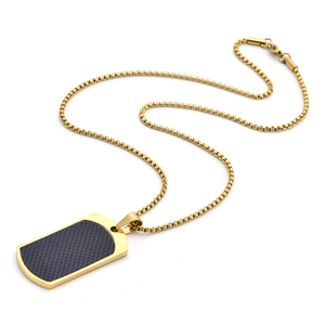 Détail du pendentif plaque militaire dorée avec incrustation en fibre de carbone noire