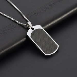 Collier pour homme en acier titane avec insert carbone et chaîne à mailles argentées