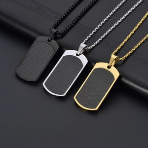 Colliers dog tag homme en fibre de carbone argent, or et noir avec chaînes box