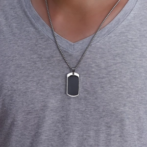 Collier militaire homme en acier titane avec insert en fibre de carbone sur t-shirt gris