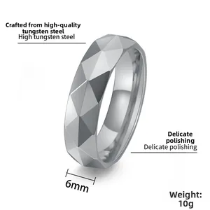 Dettaglio di un anello in acciaio al tungsteno lucido da 6 mm con facce geometriche