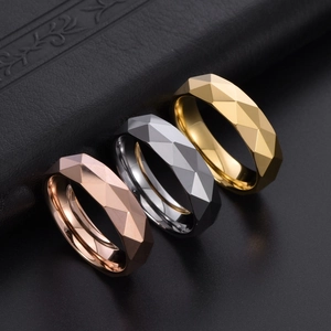 Anelli in acciaio al tungsteno con sfaccettature geometriche in tre tonalità metalliche