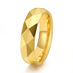 Anello in tungsteno dorato lucido con superfici geometriche a diamante e design sfaccettato