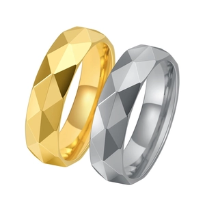 Anelli in tungsteno lucidato con superfici geometriche taglio diamante in oro e argento