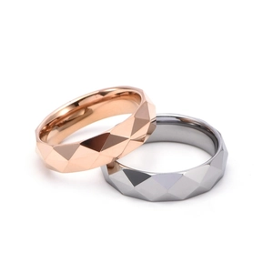 Dettaglio di anelli sfaccettati in acciaio al tungsteno oro rosa e argento
